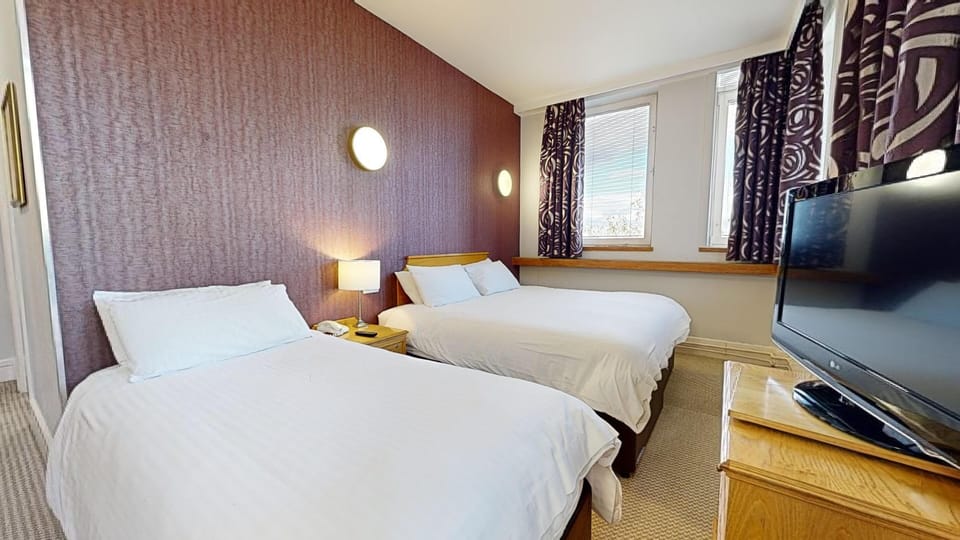 Standard Twin Room | Desk, laptop workspace, free WiFi, bed sheets