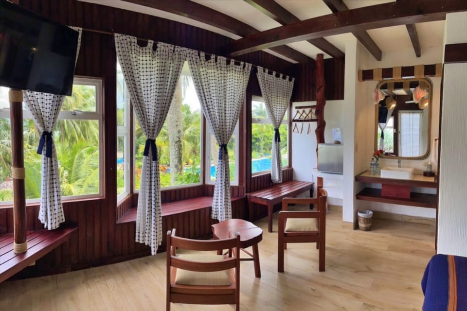 Premium Cabin | In-room safe, desk, WiFi (free), bed sheets
