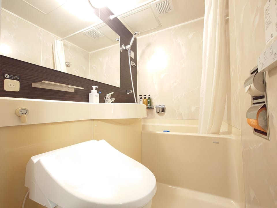 Combined shower/tub, deep soaking tub, free toiletries, hair dryer