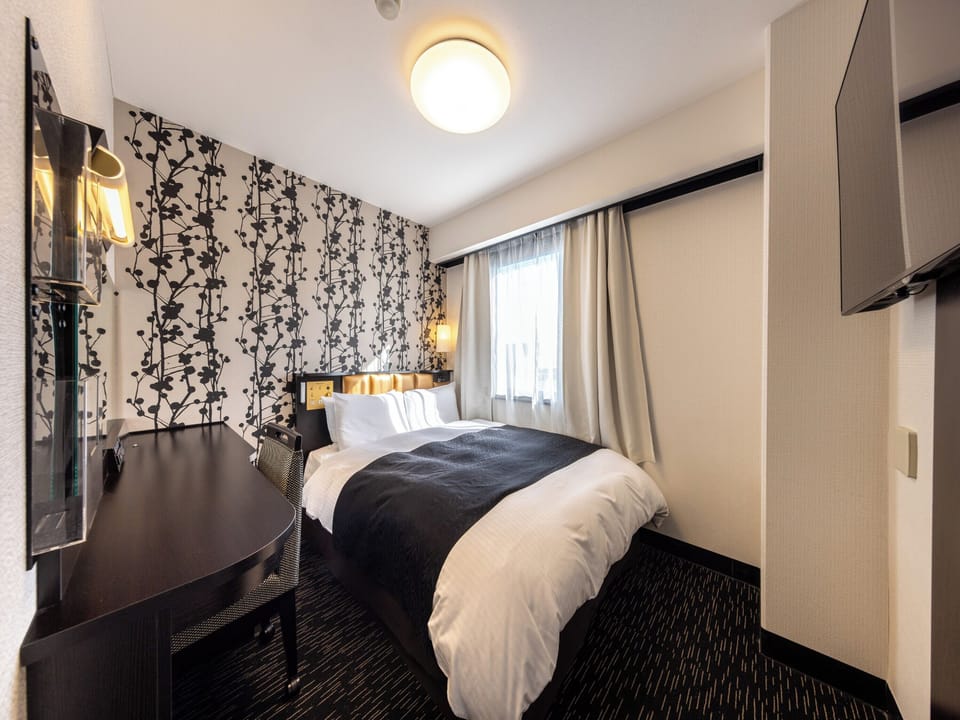 Desk, blackout drapes, free WiFi, bed sheets