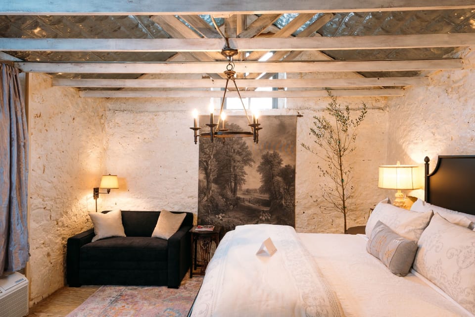 Carriage House Cabin | Premium bedding, iron/ironing board, free WiFi, bed sheets