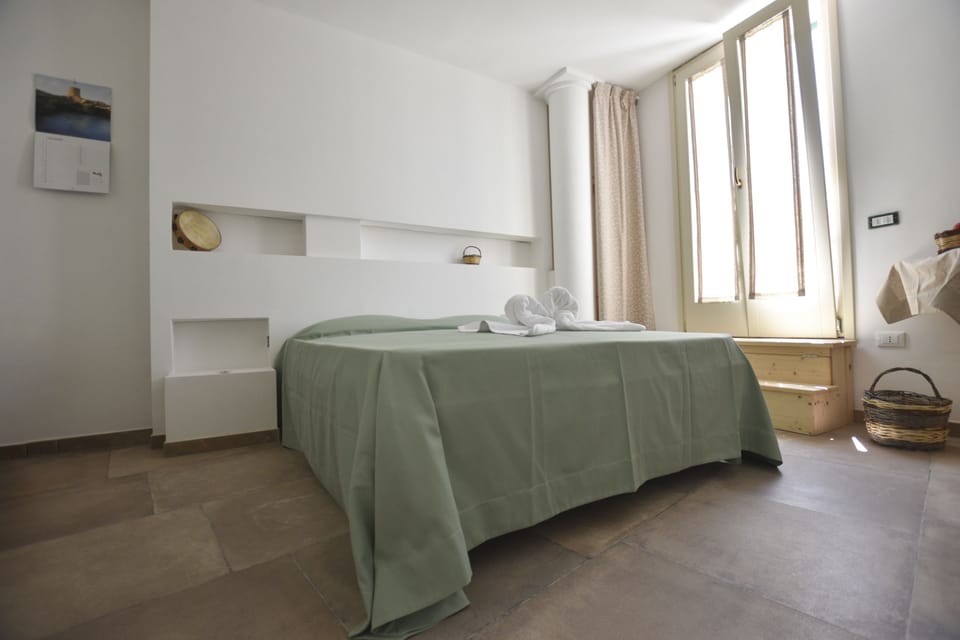 Double Room, Terrace | Minibar, in-room safe, blackout drapes, rollaway beds