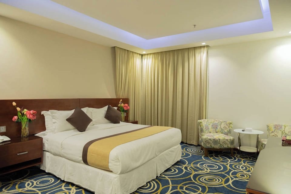 Junior Room | Minibar, in-room safe, individually decorated, desk
