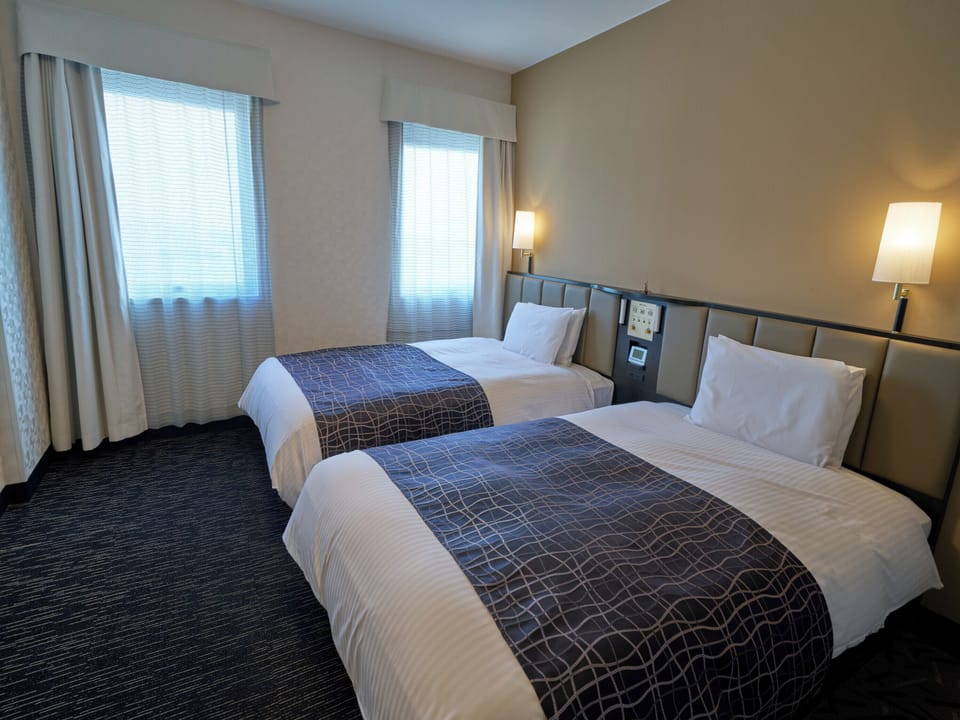 Premium bedding, desk, WiFi (free), bed sheets