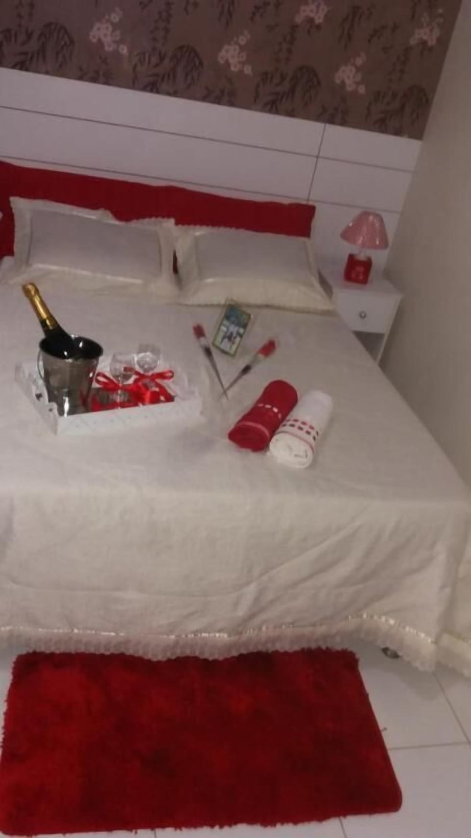 Minibar, free WiFi, bed sheets