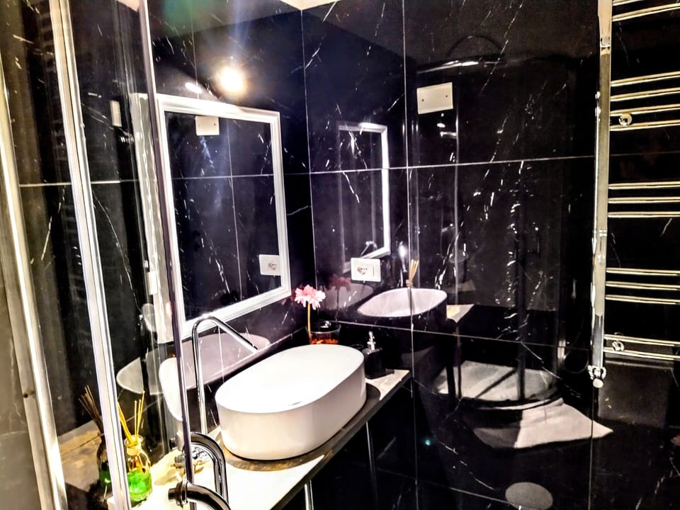 Economy Triple Room | Bathroom | Shower, rainfall showerhead, free toiletries, hair dryer