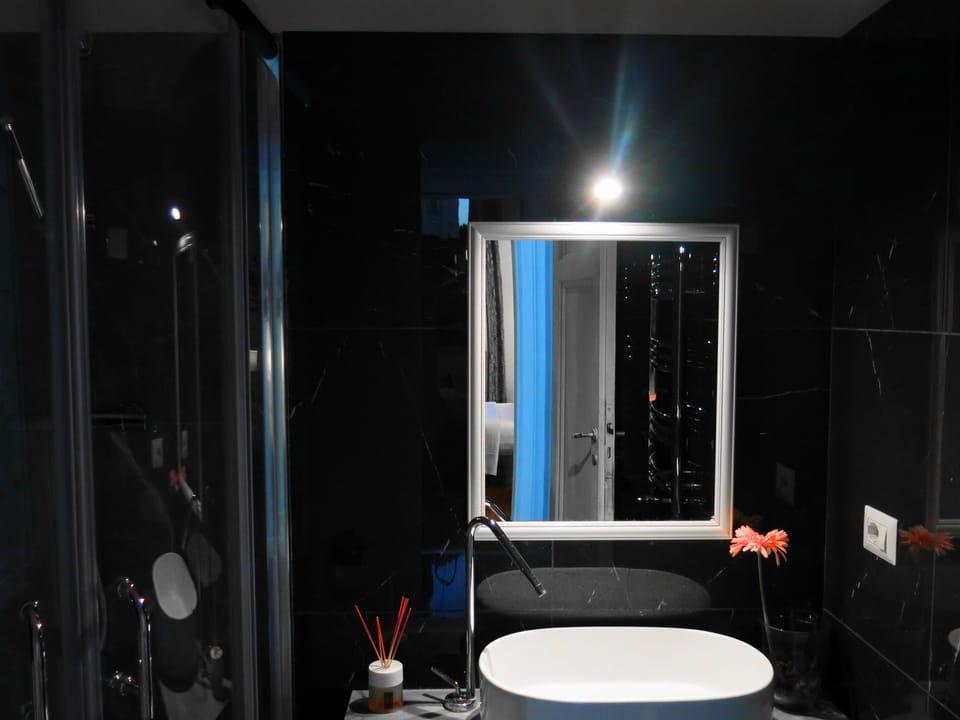 Economy Triple Room | Bathroom | Shower, rainfall showerhead, free toiletries, hair dryer