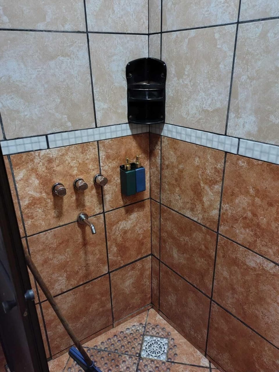 Triple Room | Bathroom | Shower, free toiletries, bidet, towels