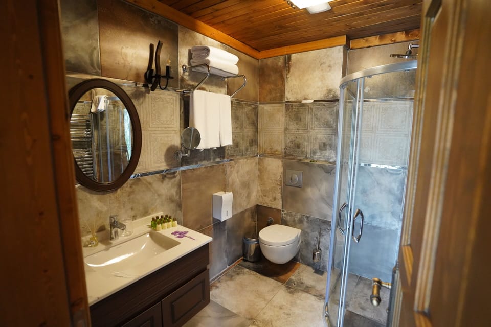 Twin Suite | Bathroom | Free toiletries, hair dryer, slippers, towels