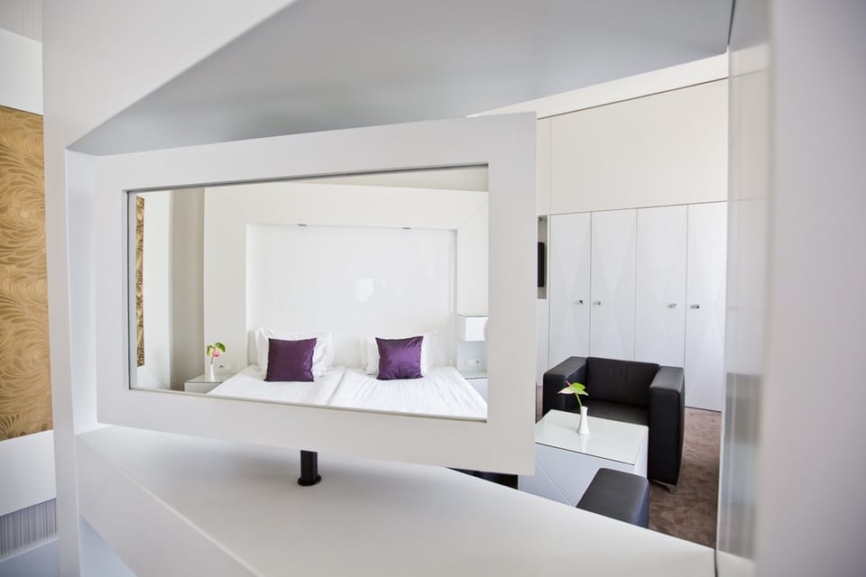 Standard Room | Egyptian cotton sheets, hypo-allergenic bedding, minibar, in-room safe