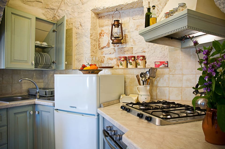 Full-size fridge, oven, stovetop, coffee/tea maker