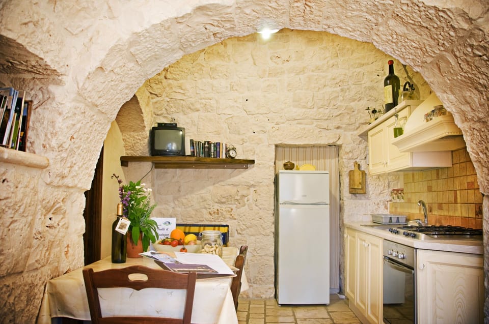 Full-size fridge, oven, stovetop, coffee/tea maker