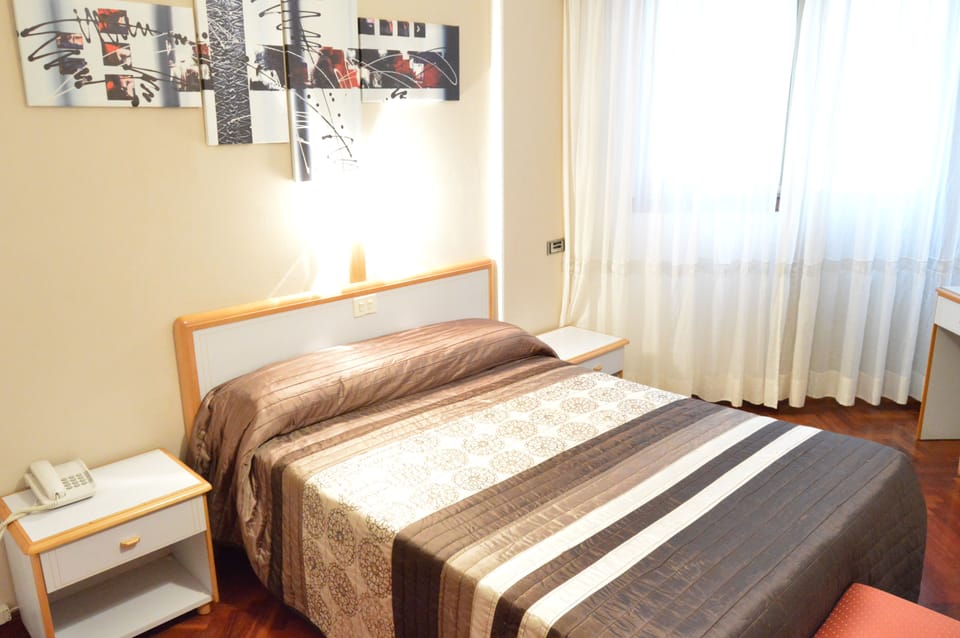 Double Room | Desk, free WiFi, bed sheets