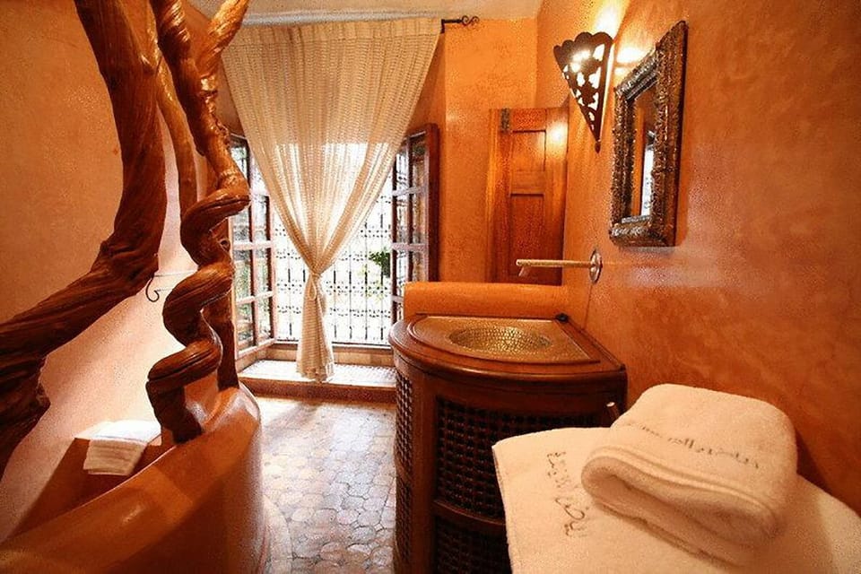 Orange Suite | Bathroom | Free toiletries, hair dryer, bathrobes, bidet