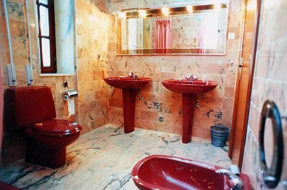 Quadruple Room | Bathroom | Combined shower/tub, free toiletries, towels