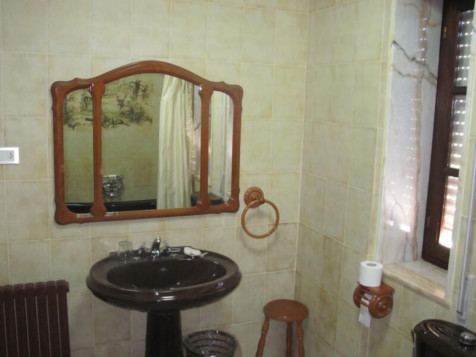 Quadruple Room | Bathroom sink