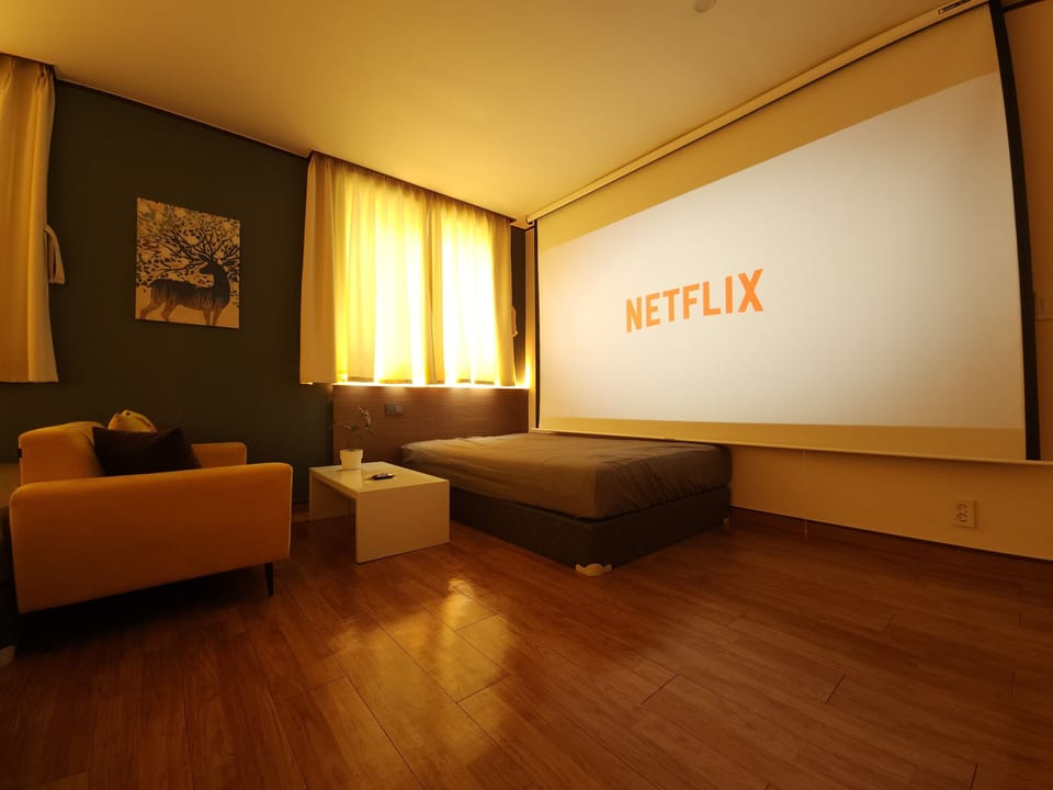 Family Studio Suite | Individually decorated, individually furnished, desk, laptop workspace