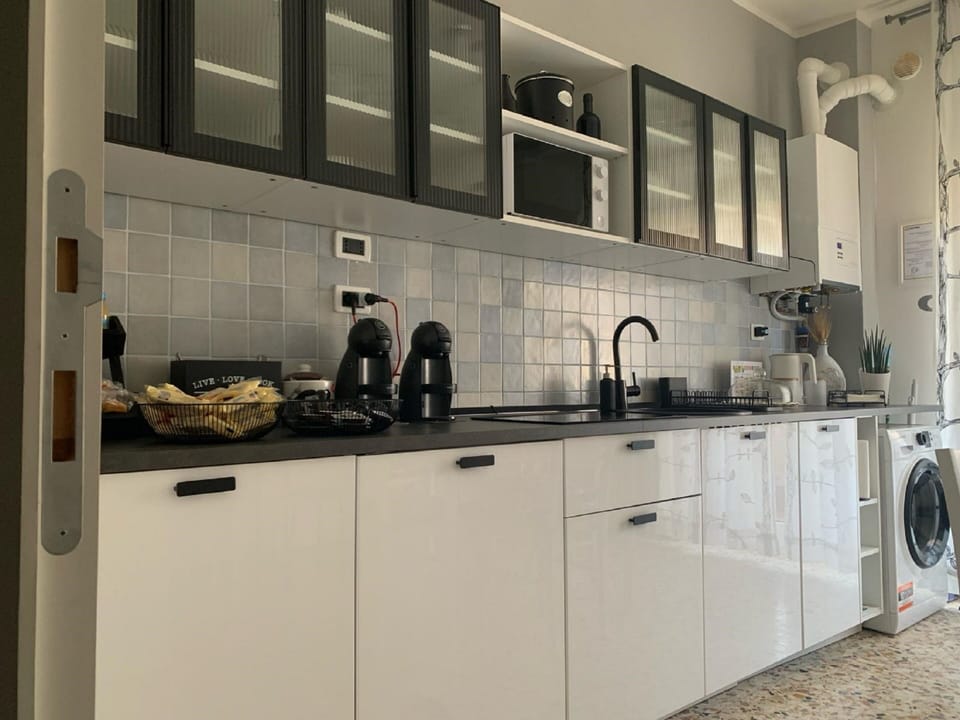 Full-size fridge, microwave, oven, stovetop