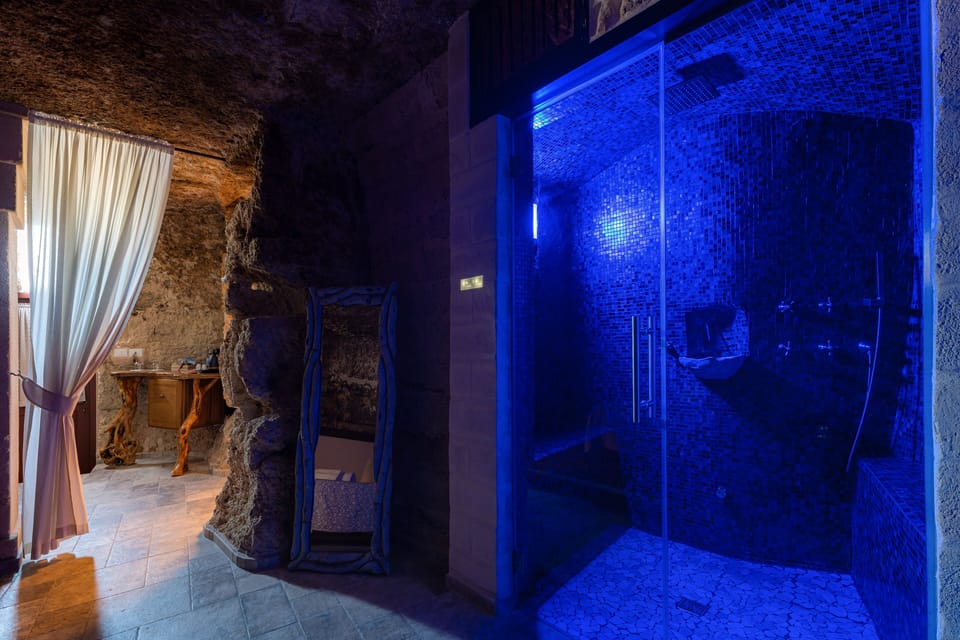 Suite | In-room safe, free WiFi, bed sheets