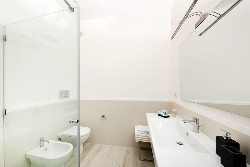 Double Room | Bathroom | Shower, rainfall showerhead, free toiletries, hair dryer