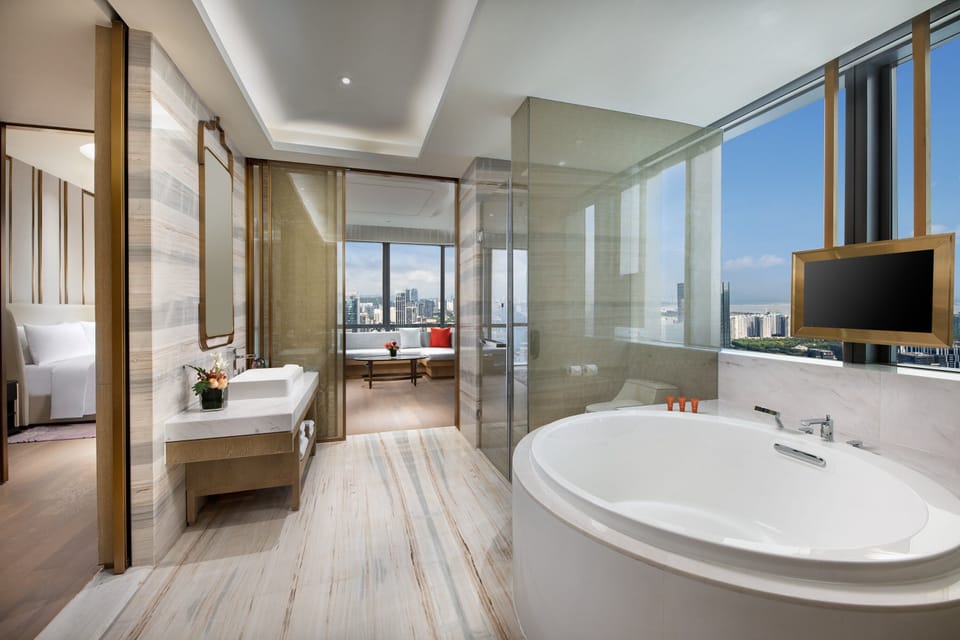 Junior Suite, 1 King Bed, Club Lounge Access | Bathroom | Free toiletries, hair dryer, bathrobes, slippers