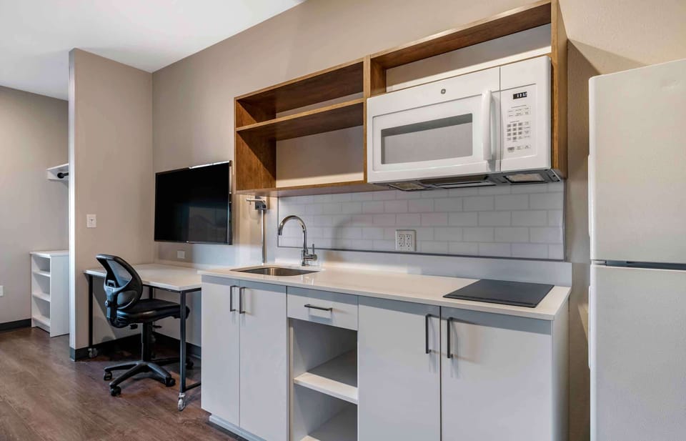 Standard Studio, 1 Queen Bed, Non Smoking, Refrigerator (Microwave) | Private kitchen | Fridge, microwave, stovetop, cookware/dishes/utensils