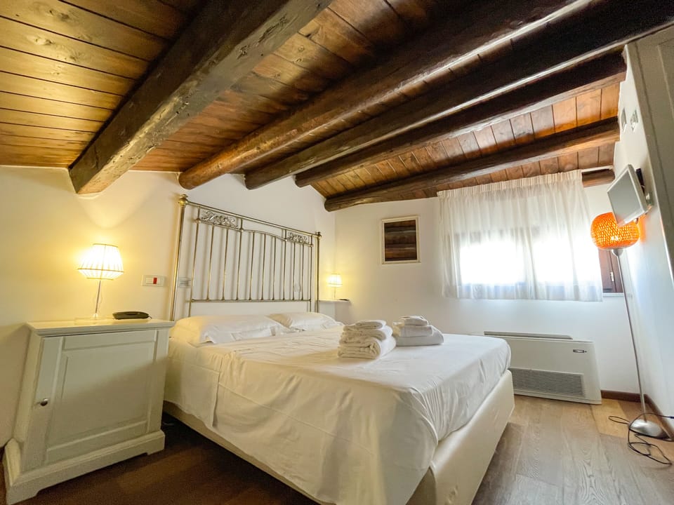 Economy Room | Minibar, in-room safe, desk, soundproofing