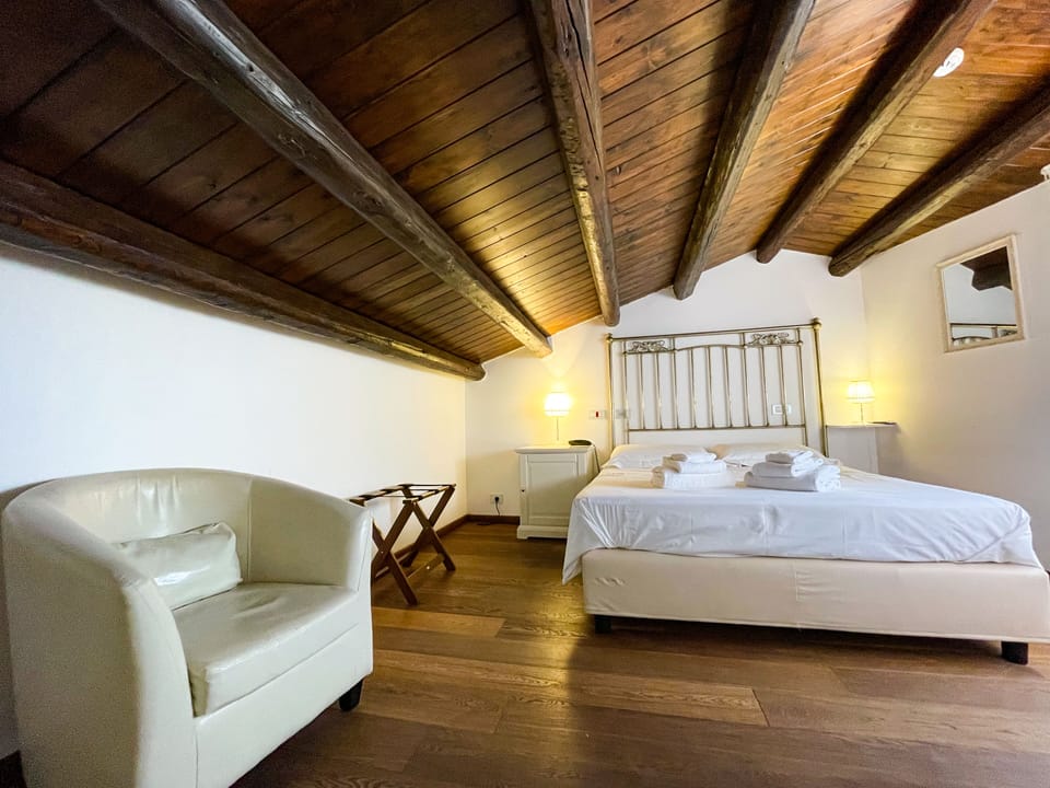 Economy Room | Minibar, in-room safe, desk, soundproofing