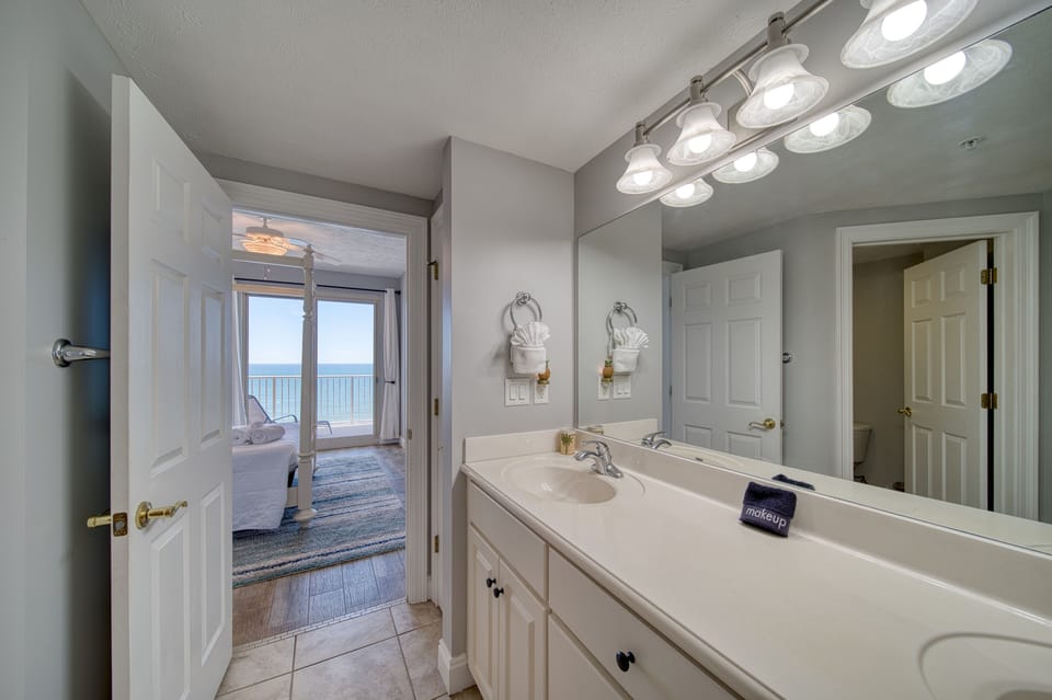 Treasure Island 1610 Apartment in Lower Grand Lagoon