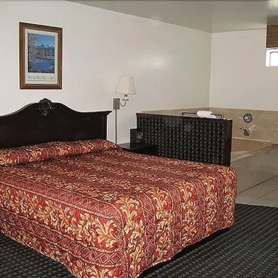 One King with Jacuzzi | Desk, iron/ironing board (on request), rollaway beds (surcharge)
