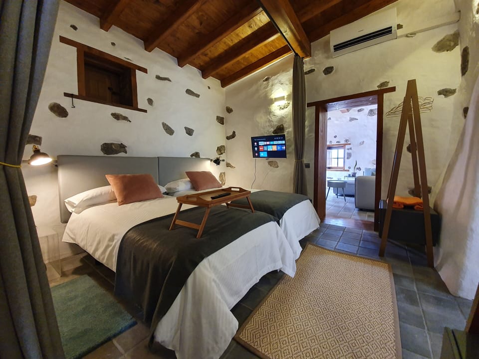 House, 1 Bedroom (Cueva de Guanarteme) | Laptop workspace, cribs (free), WiFi (free), individually decorated
