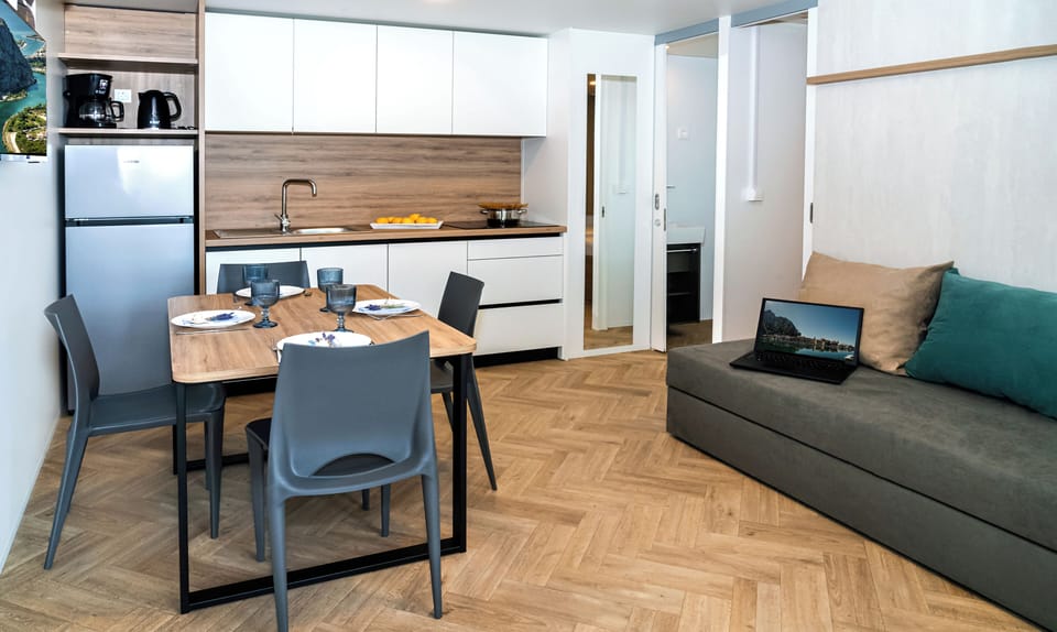 Flat-screen TV, table tennis