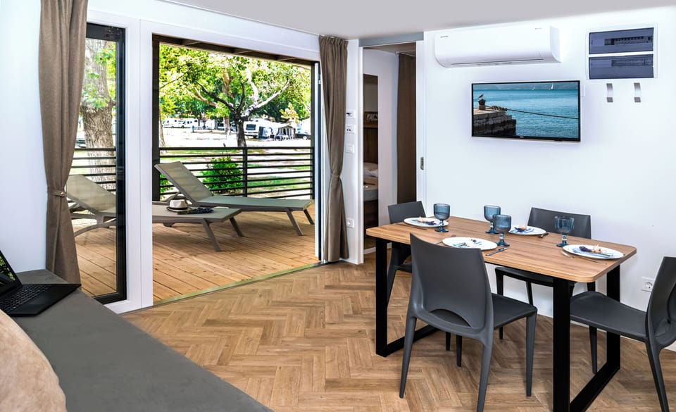 Flat-screen TV, table tennis