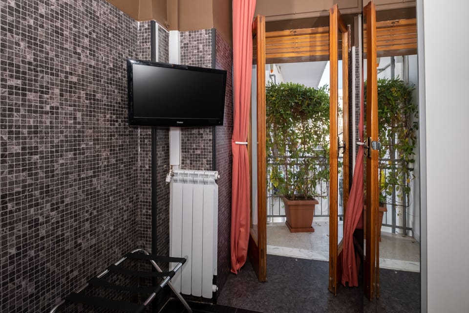 Classic Single Room | Minibar, desk, WiFi (free), bed sheets
