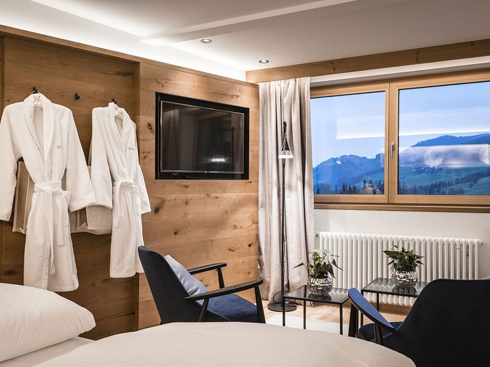Family Suite | Minibar, in-room safe, desk, laptop workspace