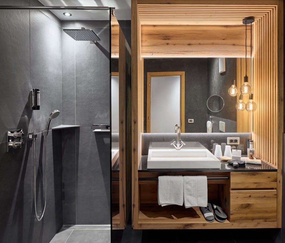 Junior Suite | Bathroom | Free toiletries, hair dryer, bathrobes, slippers