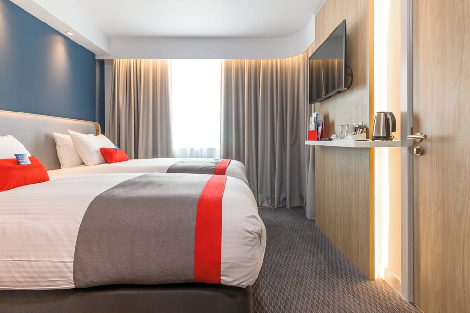 Standard Room, 2 Twin Beds (Free Hot Breakfast) | Hypo-allergenic bedding, in-room safe, desk, laptop workspace