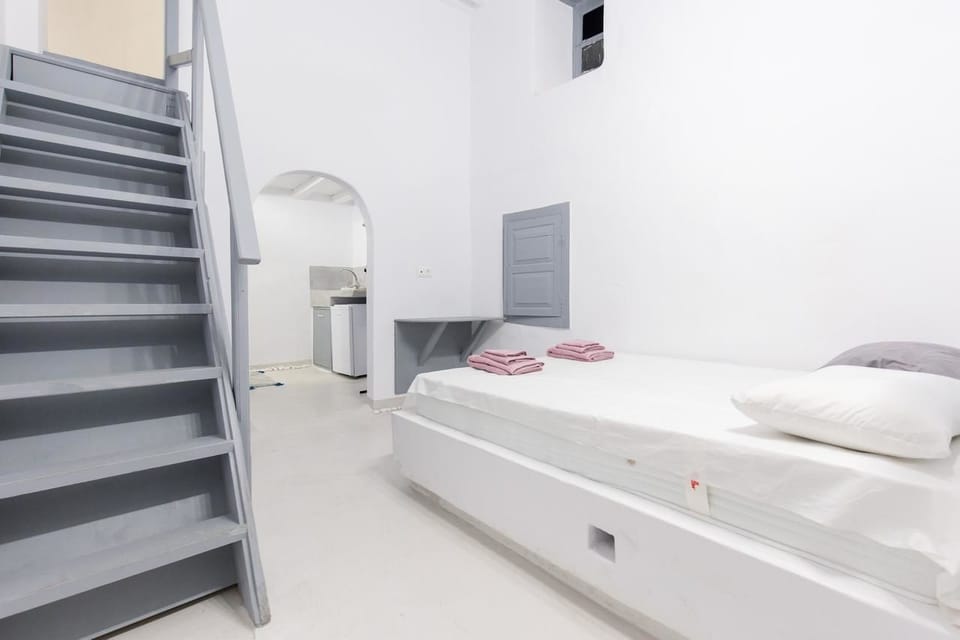 House | Premium bedding, desk, soundproofing, rollaway beds