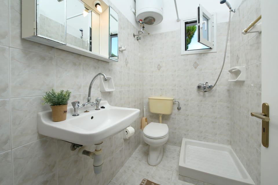 Comfort Studio | Bathroom | Free toiletries, hair dryer, towels