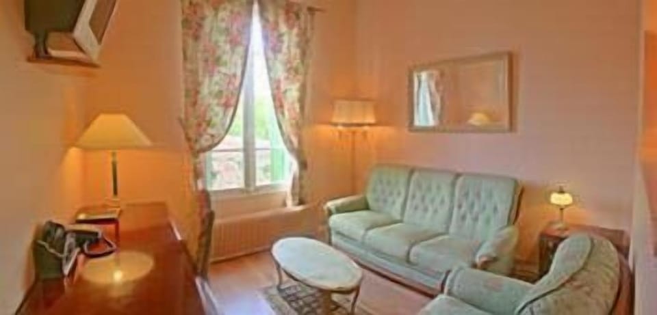 Suite | Living area | TV