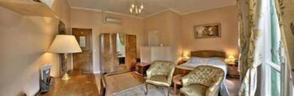 Double Room | Minibar, in-room safe, desk, soundproofing