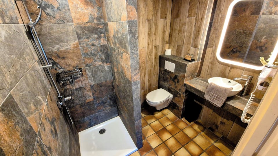Comfort Twin Room | Bathroom | Shower, hair dryer, towels