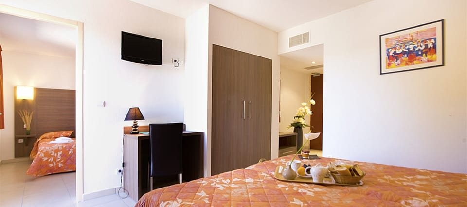 Premium bedding, desk, free cribs/infant beds, free WiFi