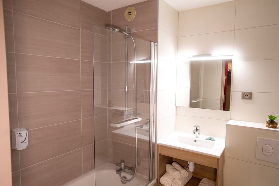 Basic Triple Room | Bathroom | Free toiletries, hair dryer (on request), towels