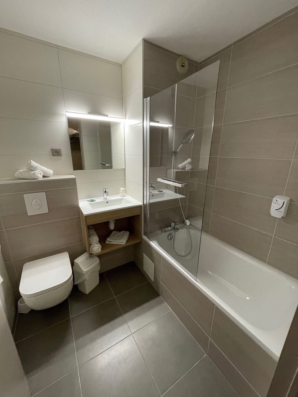 Basic Triple Room | Desk, WiFi (free)