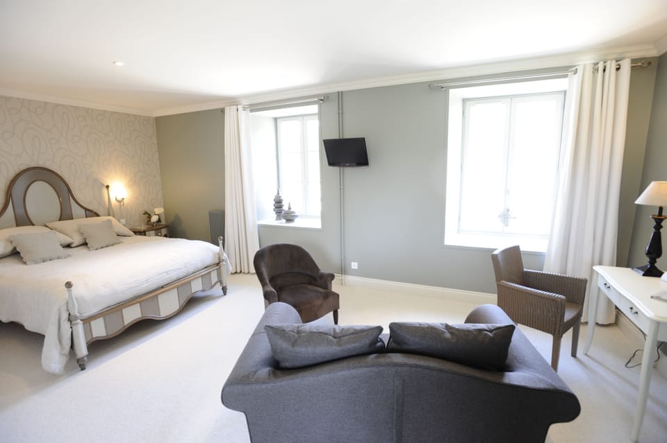 Suite | In-room safe, desk, soundproofing, iron/ironing board
