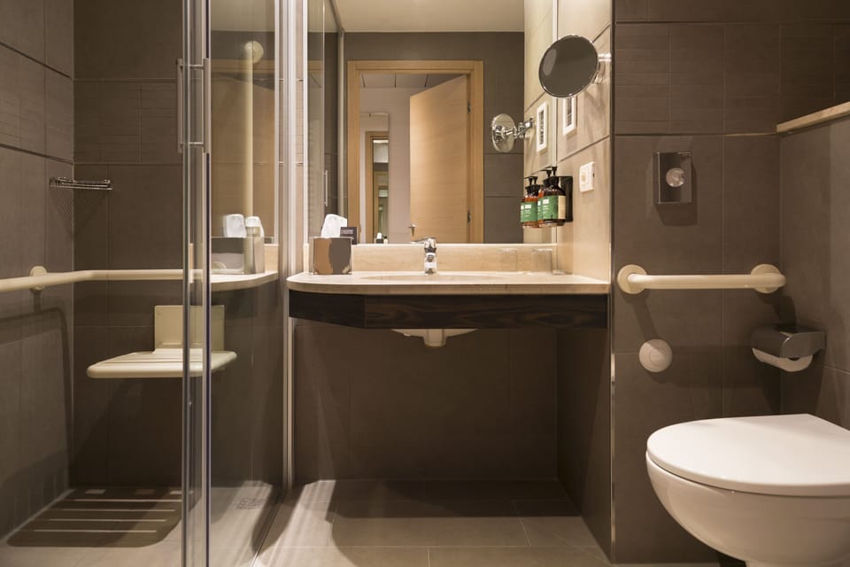 Standard Room, 1 Queen Bed, Accessible | Bathroom | Shower, free toiletries, hair dryer, bidet