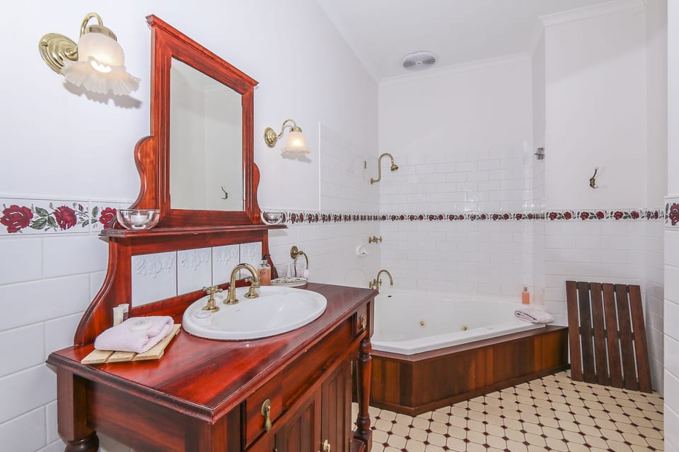 The Rose Suite & cooked gourmet breakfast - King bed with ensuite and 2 person spa | Bathroom | Hair dryer, towels