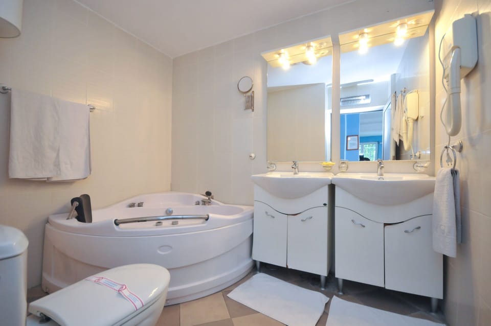 Standard Studio Suite, Balcony | Bathroom | Combined shower/tub, hair dryer, bathrobes, slippers