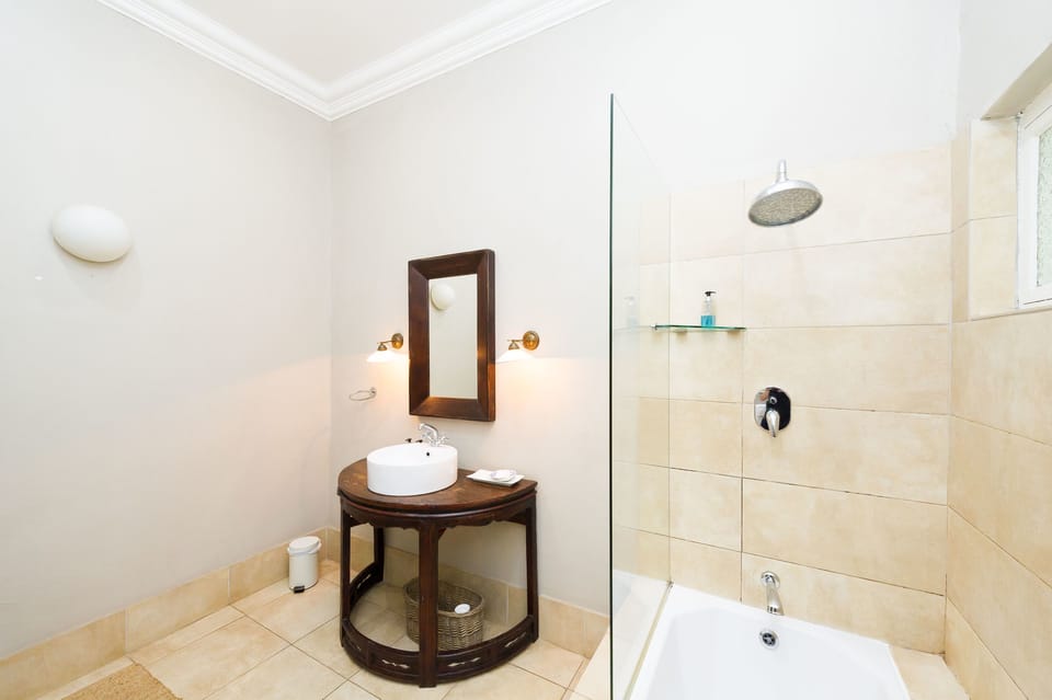 Luxury Room | Bathroom | Shower, hair dryer, towels